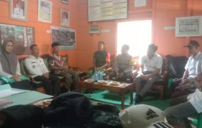 Sambang, Bhabinkamtibmas Polsek Rimbo Pengadang Hadiri Monev DD dan ADD Tahap 2 di Desa Teluk Dien