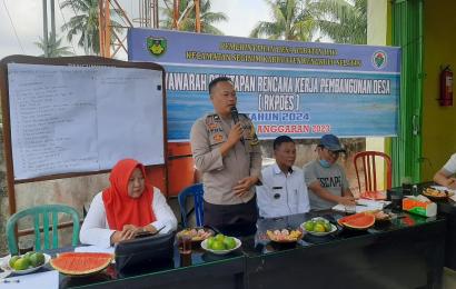 Bhabinkamtibmas Polsek Seginim Menghadiri Musyawarah Penetapan dan Pengesahan Pembagunan Tahun 2024