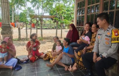 Bhabinkamtibmas Polsek Kedurang Sambangi Desa Nanjungan Berikan Pembinaan dan Penyuluhan Antisipasi Tindak Pidana 