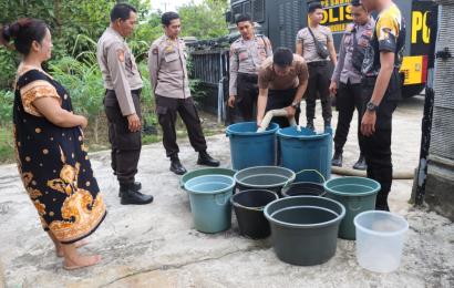 HUT Humas Polri Ke 72, Polres Bengkulu Selatan Salurkan 6.500 Liter Air Bersih kepada Warga