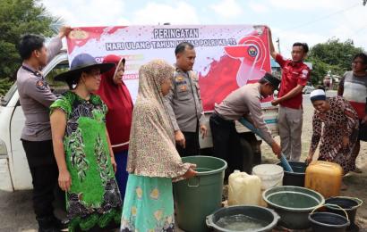 HUT ke-72 Humas Polri, Polres Seluma Gelar Bakti Sosial Salurkan 2000 Liter Bantuan Air Bersih 