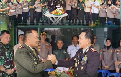 HUT TNI Ke - 78 Kapolresta Bengkulu Berikan Kejutan Kepada Dandim 0407/Kota Bengkulu