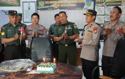 Soliditas TNI- Polri, Polres Kepahiang Berikan Kejutan HUT TNI