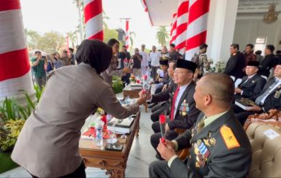 Solidaritas dan Sinergitas TNI- Polri, Polresta Bengkulu Berikan Bunga Sebagai Ucapan HUT TNI Ke-78 