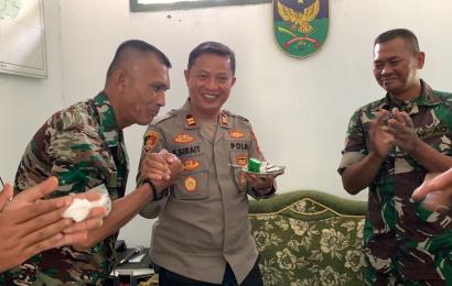 Sinergi TNI/Polri, Kapolsek Sukaraja dan Anggota Berikan Kejutan HUT TNI ke-78 kepada Danramil Air Periukan