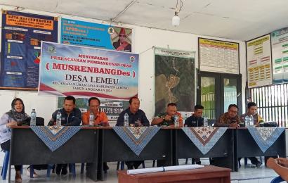 Bhabinkamtibmas Polsek Lebong Utara Ikuti Monev dan Musrenbangdes di Desa Lemeu