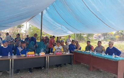 Bhabinkamtibmas Polsek Lebong Utara Ikuti Panen Perdana MT2 di Desa Nangai Tayau I