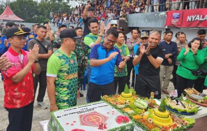 https://siberklik.com/jalin-sinergitas-kapolres-bengkulu-selatan-berikan-kejutan-hut-tni-ke-78-kepada-dandim-0408-bsk