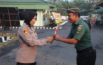 Gruduk Kodim 0408 BS/K, Polwan Polres Bengkulu Selatan, Berikan Bunga Ucapan HUT TNI ke 78 