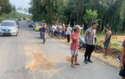 Kembali Personil Polsek Batiknau Cek TKP Laka Lantas