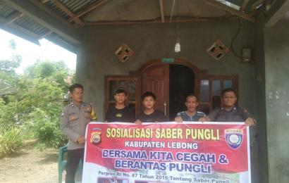 Personel Polsek Lebong Tengah Sosialisasikan Saber Pungli di Desa Karang Anyar