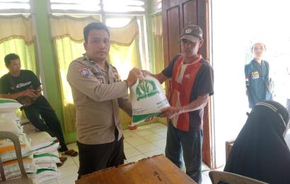 Bhabinkamtibmas Polsek Lebong Selatan Dampingi Penyaluran Bantuan Beras di Desa Kota Donok