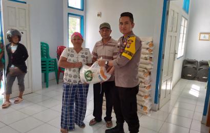 Bhabinkamtibmas Polsek Lebong Selatan Dampingi Penyaluran Bantuan Beras di Desa  Tik Jeniak dan Kelurahan Turang Lalang