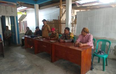 Bhabinkamtibmas Polsek Lebong Utara Hadiri Musdes RKPDes di Desa Nangai Tayau