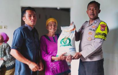 Bhabinkamtibmas Polsek Lebong Utara Dampingi Pendistribusian Beras Bantuan Pangan di Desa Pyang Mbik
