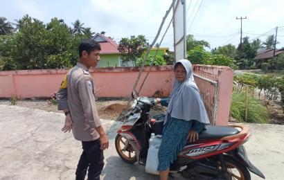 Tidak Menggunakan Helm Standar, Bhabinkamtibmas Polsek Manna Sampaikan Teguran Simpatik kepada Pengguna Sepeda Motor 