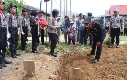 Wakapolres Lebong Pimpin Upacara Pemakaman Purnawirawan Brigpol Sudirman