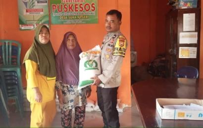 Bhabinkamtibmas Polsek Seginim Dampingi Dinas Ketahanan Pangan Distribusikan Beras Bantuan 