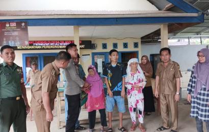 Bhabinkamtibmas Polsek Pino Hadiri Penyaluran BL-TDD Desa Talang Tinggi 