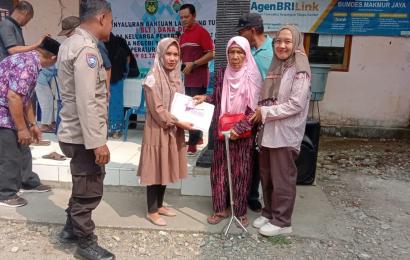 Bhabinkamtibmas Hadiri Penyaluran BL-TDD Desa Binaannya di Kecamatan Air Nipis 