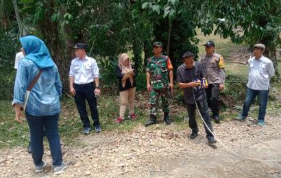 Kanit Binmas dan Bhabinkamtibmas Polsek Pino Raya Hadiri Survei Lokasi Pembangunan Fisik di Desa Binaannya