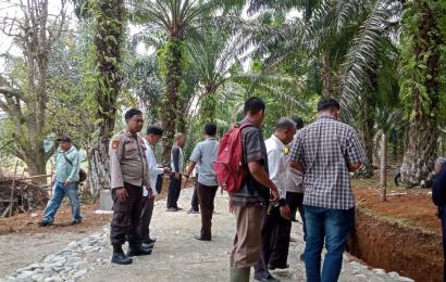 Polsek Pino Menghadiri Sertifikasi Pembangunan Pembukaan Badan Jalan Ataran Tebat Ramau 