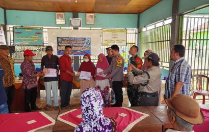 Bhabinkamtibmas Polsek Lebong Utara Hadiri Penyaluran BLT DD Tahap III di Desa Sungai Gerong