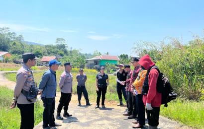 Bhabinkamtibmas Polsek Rimbo Pengadang Laksanakan Pengamanan Sidang Setempat dari Pengadilan Agama Perbantuan Pengadilan Agama Curup