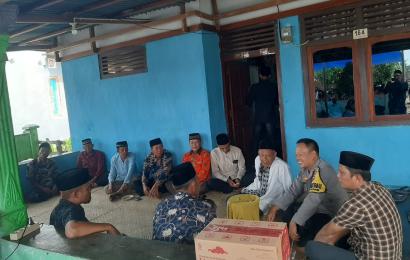 Belasungkawa, Bhabinkamtibmas Sambang Duka Warga Desa Binaannya 