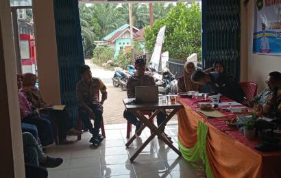Bhabinkamtibmas Polsek Manna Menghadiri Kegiatan Rapat Penentuan Penerima Bantuan PKH di Desa Binaannya