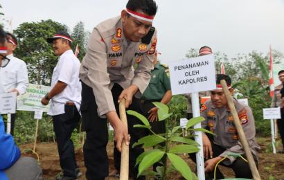 Meriahkan Hut Humas Polri, Polres Kepahiang Laksanakan Bakti Lingkungan Penanaman Pohon dan Penghijauan