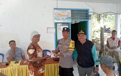 Bhabinkamtibmas Polsek Lebong Selatan Hadiri Penyaluran BLT DD di Desa Mangkurajo dan Desa Sukasari