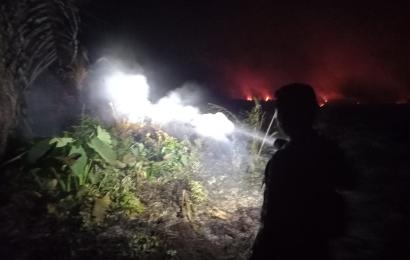 Polsek Talo Lakukan Pengecekan Lokasi dan Bantu Padamkan Kebakaran Lahan Gambut   