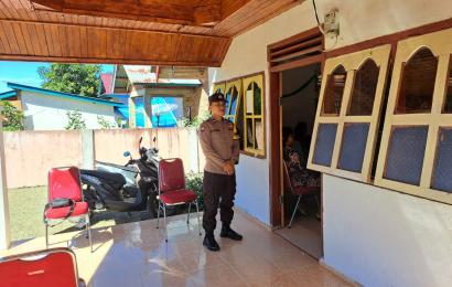 Babinkamtibmas Polsek Seginim Laksanakan Pengamanan di Gereja, Ciptakan Kenyamanan Beribadah