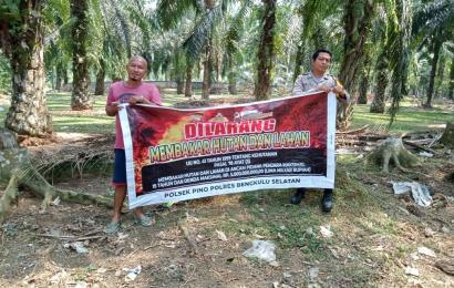 BhabinkaMtibmas Polsek Pino Sambangi Warga dan Berikan Imbauan Agar Mencegah Terjadinya Karhutla Ataupun Pemukiman