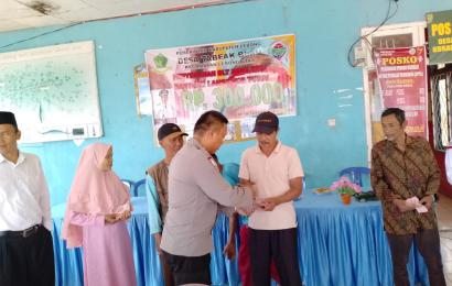 Bhabinkamtibmas Polsek Lebong Atas Hadiri Penyaluran BLT DD di Desa Tabeak Blau