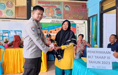 Bhabinkamtibmas Polsek Lebong Selatan Hadiri Penyaluran BLT DD di Desa Pungguk Pedaro
