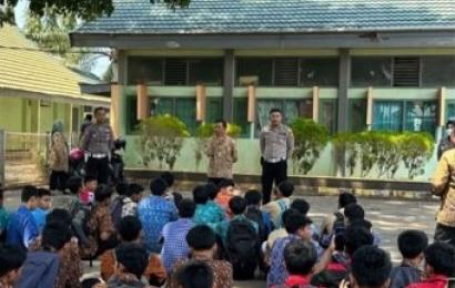 Unit Kamsel Sat Lantas Polresta Bengkulu Melaksanakan  Police Go To School di SMKN 2 Kota Bengkulu