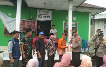 Bhabinkamtibmas Polsek Lebong Rimbo Pengadang Hadiri Penyaluran BLT DD di Desa Bioa Sengok