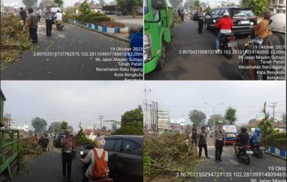 Personel Satlantas Evakuasi Pohon Tumbang di Depan Polsek Ratu Agung