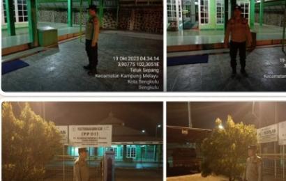 Personel Polsek KSKP Pulau Baai Laksanakan Pengamana Salat Subuh di Masjid Al Ikhlas
