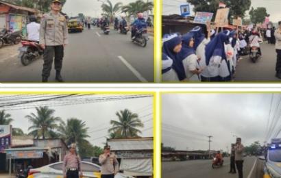 Personel Polsek Kampung Melayu Laksanakan Pengamanan Kirab dan Ziarah Makam Sentot Ali Basya dalam Rangka Hari Santri