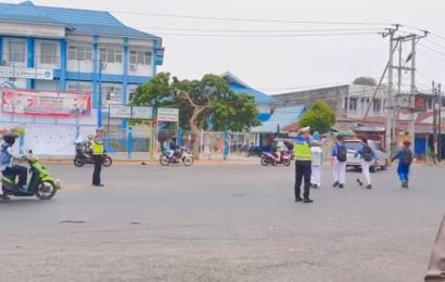 Personel Satlantas Laksanakan Pengaturan Lalu Lintas Pagi di Depan SMPN 01 Kota Bengkulu