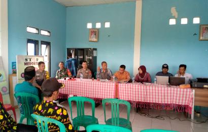 Bhabinkamtibmas Polsek Lebong Selatan Hadiri Monev DD dan ADD di Desa Tik Jeniak