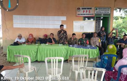 Bhabinkamtibmas Polsek Lebong Utara Hadiri Penyaluran BLT DD di Desa Pyang Mbik