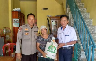 Bhabinkamtibmas Polsek Seginim Sambang dan Dampingi Dinas Ketahanan Pangan Distribusikan Beras Bantuan kepada Warga Binaannya