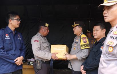 Kunjungan Ke KPU, Kapolresta Bengkulu Cek Pos Pengamanan dan Berikan Bingkisan 