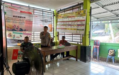 Bhabinkamtibmas Polsek Pino Raya Menghadiri Kegiatan Rembuk Desa Dampingan Penyelenggaraan DEKELA di Desa Binaannya