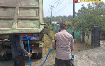 Polsek Pino Raya dan PT SBS Nanjungan Berikan Bantuan Sosial Air Bersih Kepada Warga Desa Pasar Pino 