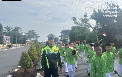Sat Lantas Polres BS, Berikan Pengawalan dan  Pengaturan Lalu Lintas Kirab Hari Santri 2023 Ponpes Makrifatul Ilmu